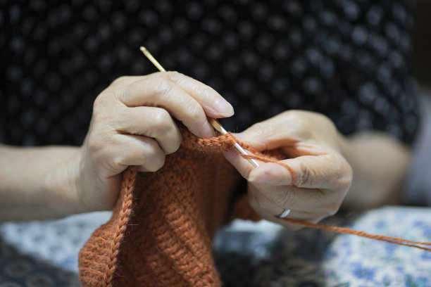 喜欢编织的老年妇女图片下载