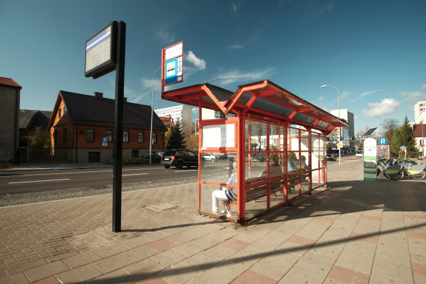 城市街道公共汽车站与人们等候交通图片下载