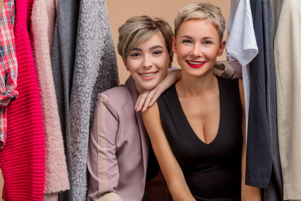 微笑着的漂亮女人看着镜头图片下载