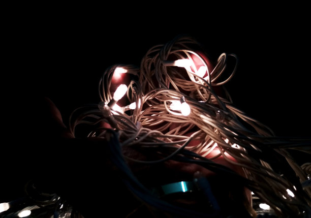 黑色背景LED装饰灯。图片下载