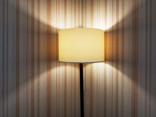 电灯在墙前面图片下载