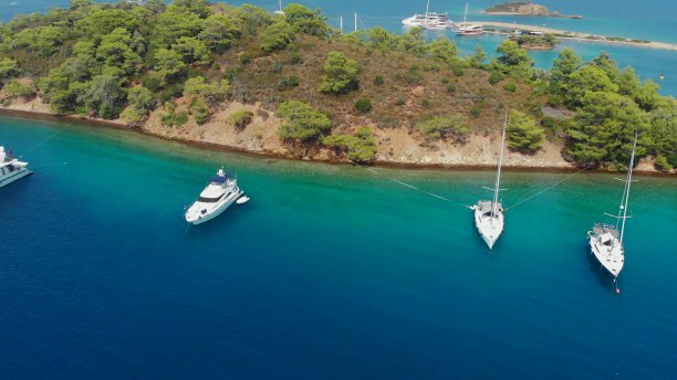 几艘帆船，一张令人愉快的海景无人机照片。图片下载