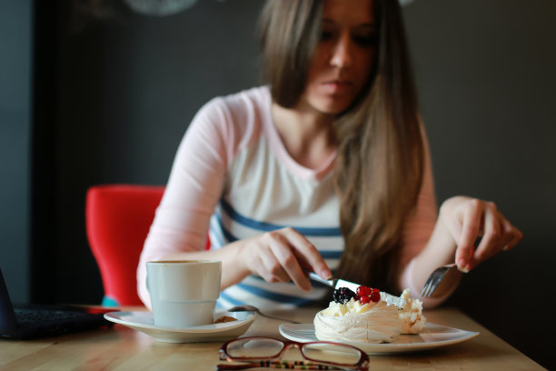女孩在咖啡馆里拿着笔记本喝了一杯咖啡图片下载