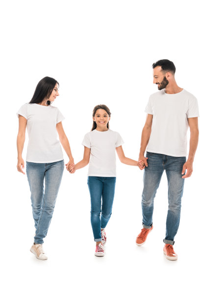 幸福的孩子牵着父母的手孤立在白色图片下载