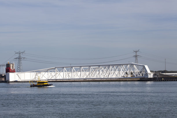 Maeslantkering风暴潮屏障在荷兰Nieuwe Waterweg上的航拍图片，如果鹿特丹市受到洪水威胁，该屏障将关闭，它是地球上最大的移动结构之一图片下载