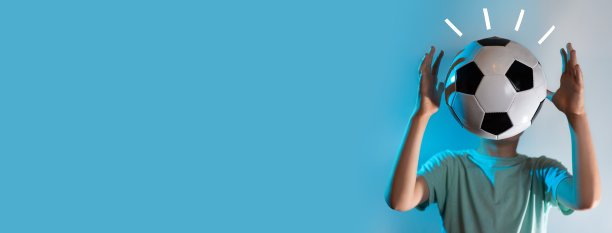 在蓝色背景上是足球而不是头部图片下载
