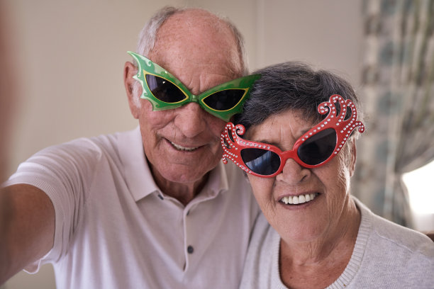 一对戴着新奇太阳镜的老夫妇在自拍图片下载