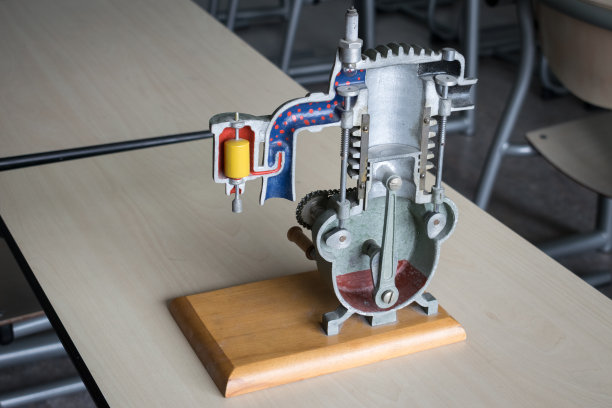 显示一个简单的柴油发动机的交叉点的比例模型，用于演示在物理课上图片下载