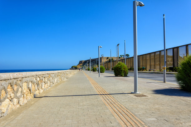 风平浪静的大海上挂着灯笼的长廊。石栏杆。Fortezza堡垒在地平线上。早上好，希腊克里特岛，雷蒂姆诺市图片下载