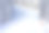 人们在山上白雪皑皑的山坡上滑雪。图片下载
