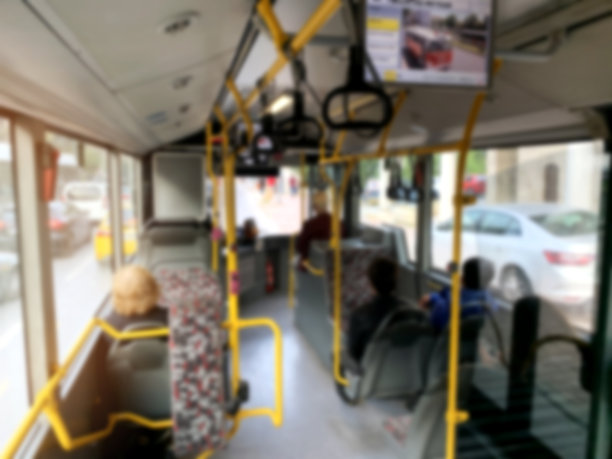 站在公共汽车上模糊不清的人图片下载