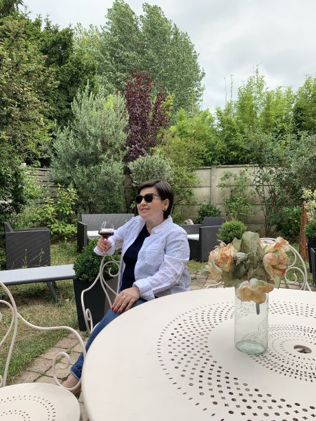 在一个阳光明媚的夏日，女孩喝着一杯酒图片下载