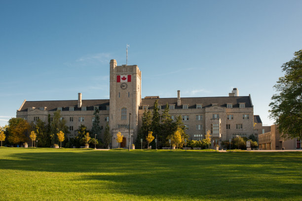 加拿大大学-约翰斯顿大厅的大学圭尔夫在清晨图片下载