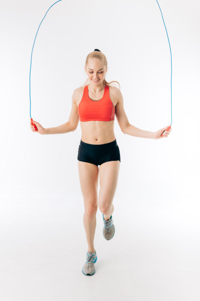 快乐的年轻运动女孩正在使用跳绳锻炼图片下载