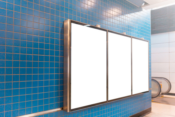 模拟图像的空白广告牌白色屏幕海报和引在地铁站的广告图片下载