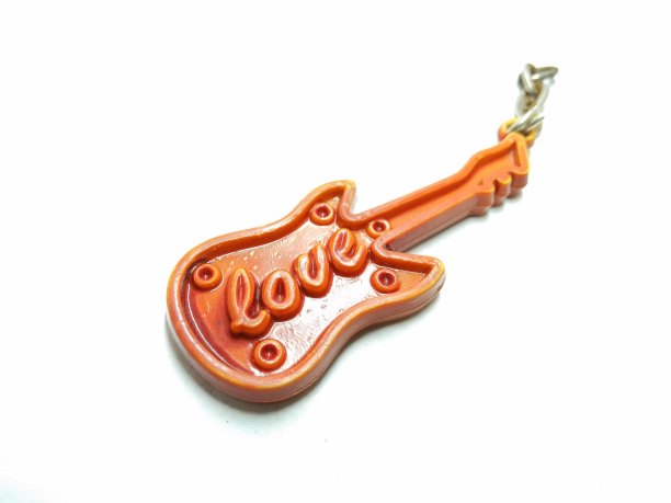 白色背景上孤立的塑料钥匙吊坠的图片图片下载