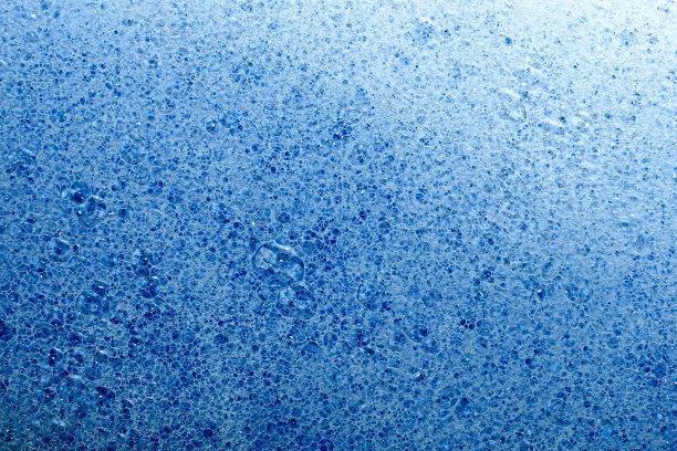 水背景中的气泡。俯视图图片下载