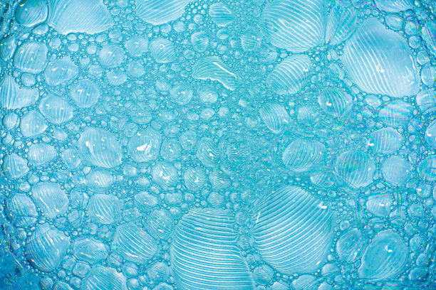 水背景中的气泡。俯视图图片下载