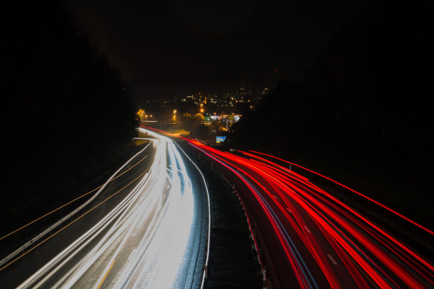 瑞典西部夜间高速公路上的交通图片下载