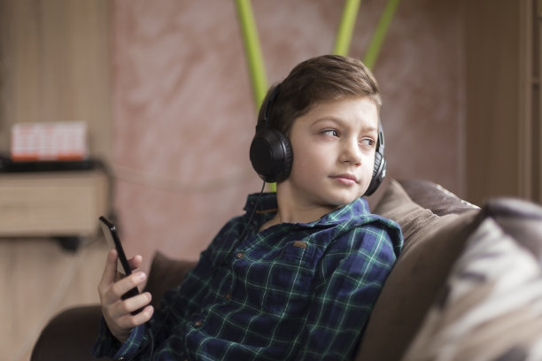 男孩听音乐图片下载