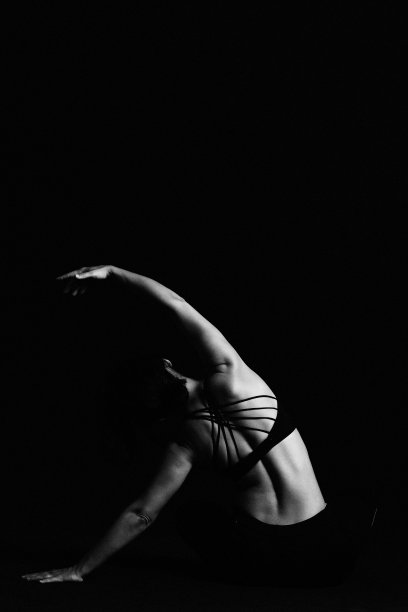 瑜伽姿势在黑色背景单色图片下载