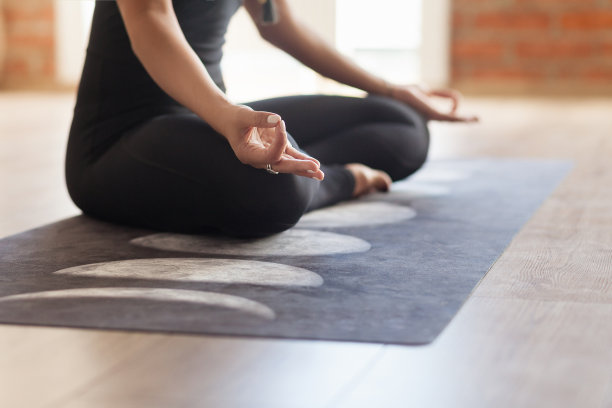 瑜伽教练以莲花姿势冥想图片下载