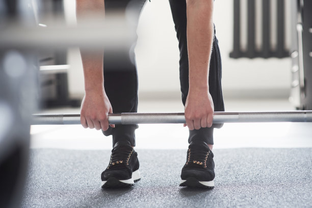 你可以的。裁剪照片的女人做蹲在健身房杠铃图片下载