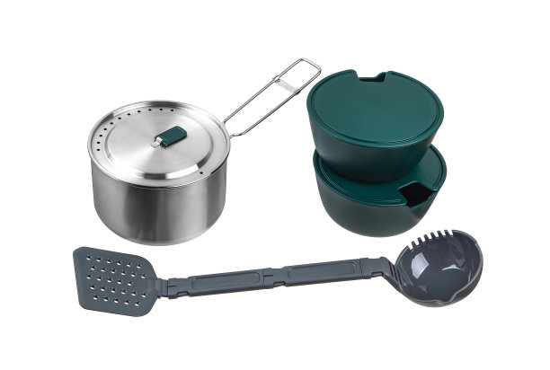 一套露营盘子孤立在一个白色的背景。各种用于户外烹饪的厨房用具。图片下载