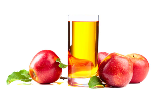 一杯苹果汁和苹果孤立在一个白色的背景。图片下载
