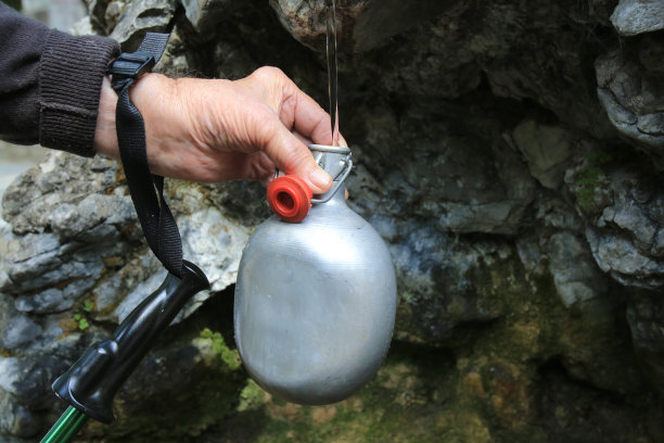 在喷泉里装满一个葫芦。Benite-Fontaine。圣所Bénite方丹。Roche-sur-Foron。萨瓦省。法国。图片下载