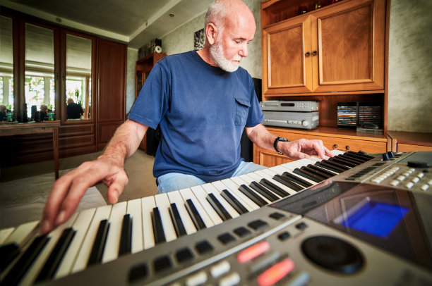 有人在玩电子合成器图片下载