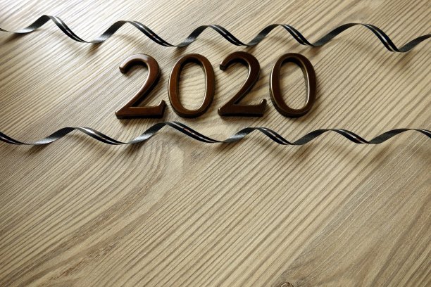 数字2020和丝带在乡村木制背景图片下载