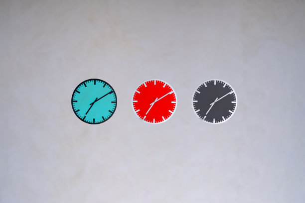 灰色背景上的三个彩色时钟图片下载