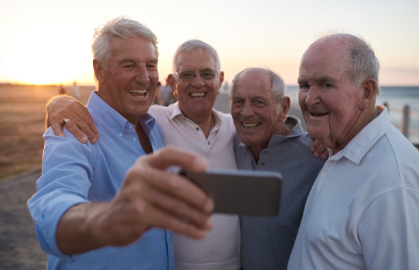 带着微笑的老年朋友们在下午一起自拍图片下载