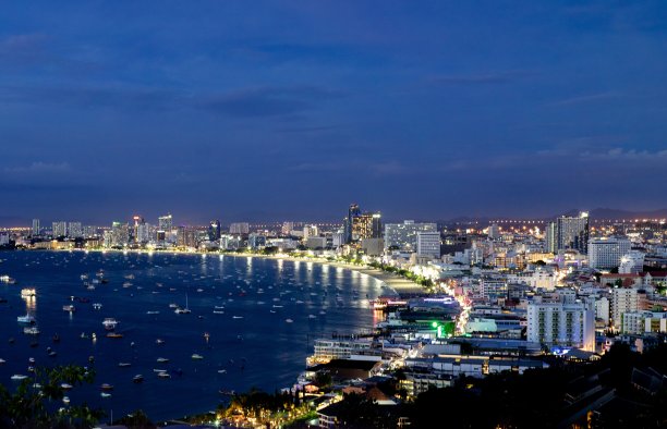 夜景芭堤雅城市海滩，泰国。图片下载