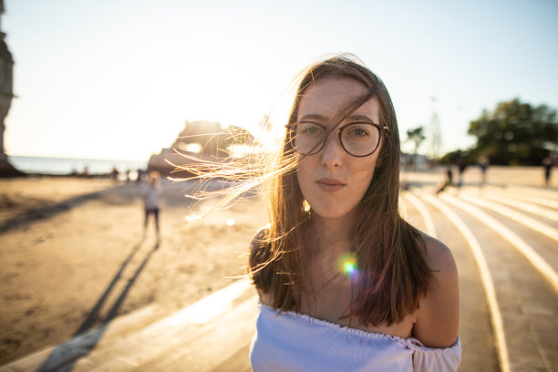 阳光明媚的里斯本潮女人的肖像图片下载