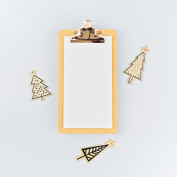 剪贴板上的空白模型和木制油漆有趣的圣诞树在白色图片下载