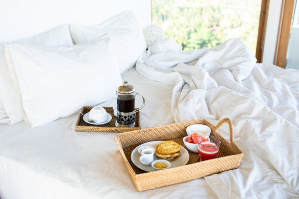 在床上吃早餐，咖啡和煎饼。图片下载