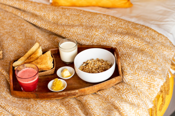 早餐端到床上。图片下载