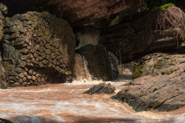 越南达拉特市的发现瀑布。照片运用了旅游广告、营销创意、设计等图片下载