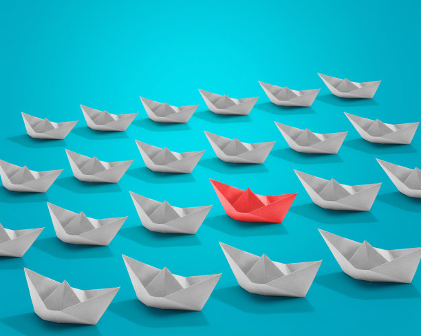 漂浮的纸船折纸与红色的一个在绿松石色的背景。图片下载