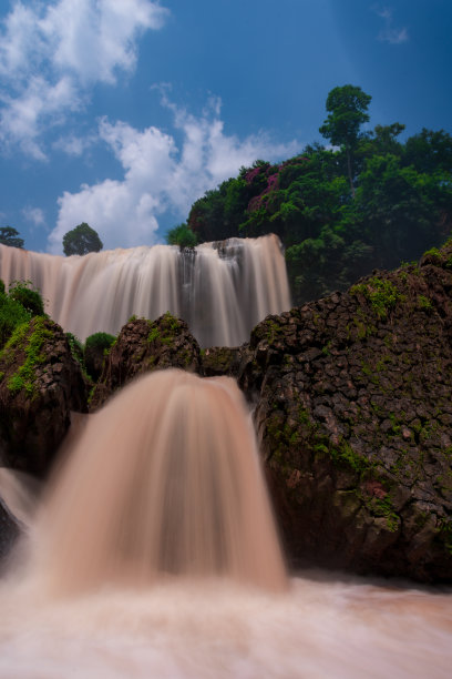 越南达拉特市的发现瀑布。照片运用了旅游广告、营销创意、设计等图片下载