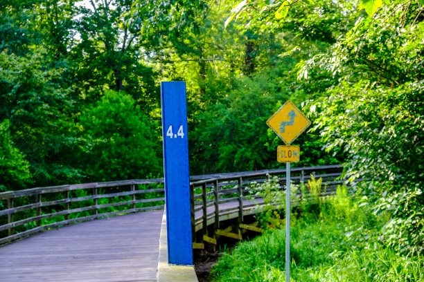 英里标志和弯道标志图片下载