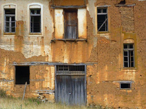 希腊加夫罗斯村的废弃房屋图片下载