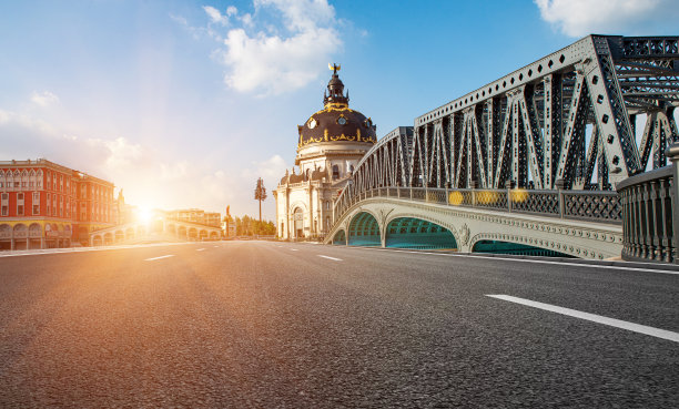 蓝天下的欧洲穹顶，碧海上的实心钢梁桥，崭新的柏油路图片下载