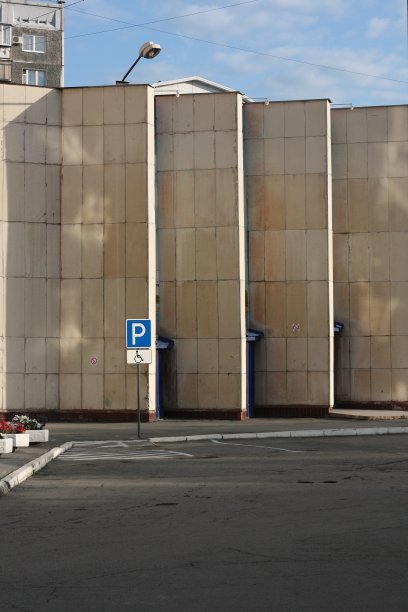 苏联建筑附近的空停车场图片下载