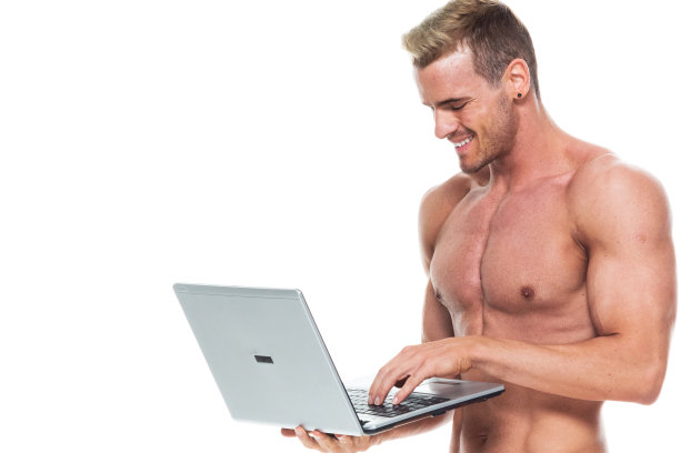 一个人/侧视图/腰部以上的20-29岁的成年英俊的人高加索青年男子/男性站在白色背景谁是赤裸的/性象征/微笑/快乐/欢快的谁是赤脚与复制空间图片下载