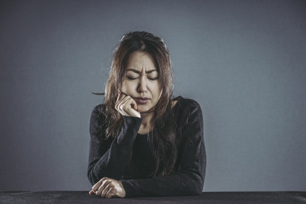 穿着黑衣服的女人图片下载