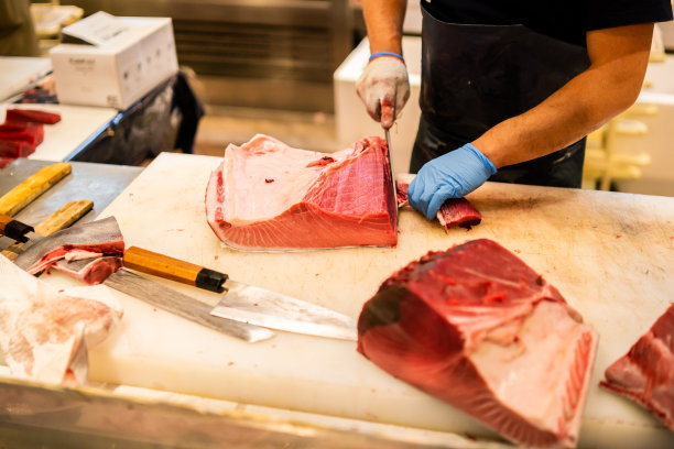 鱼贩正在切割蓝鳍金枪鱼图片下载