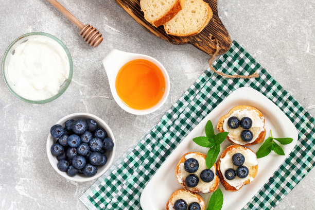 早餐包括意大利乳清干酪、蓝莓和蜂蜜三明治图片下载